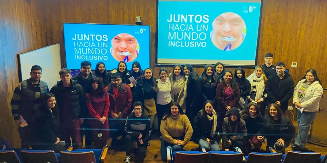 Charla certificada promueve prácticas inclusivas en futuros tecnólogos médicos