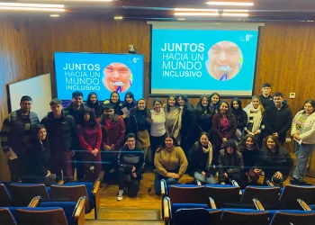 Charla certificada promueve prácticas inclusivas en futuros tecnólogos médicos